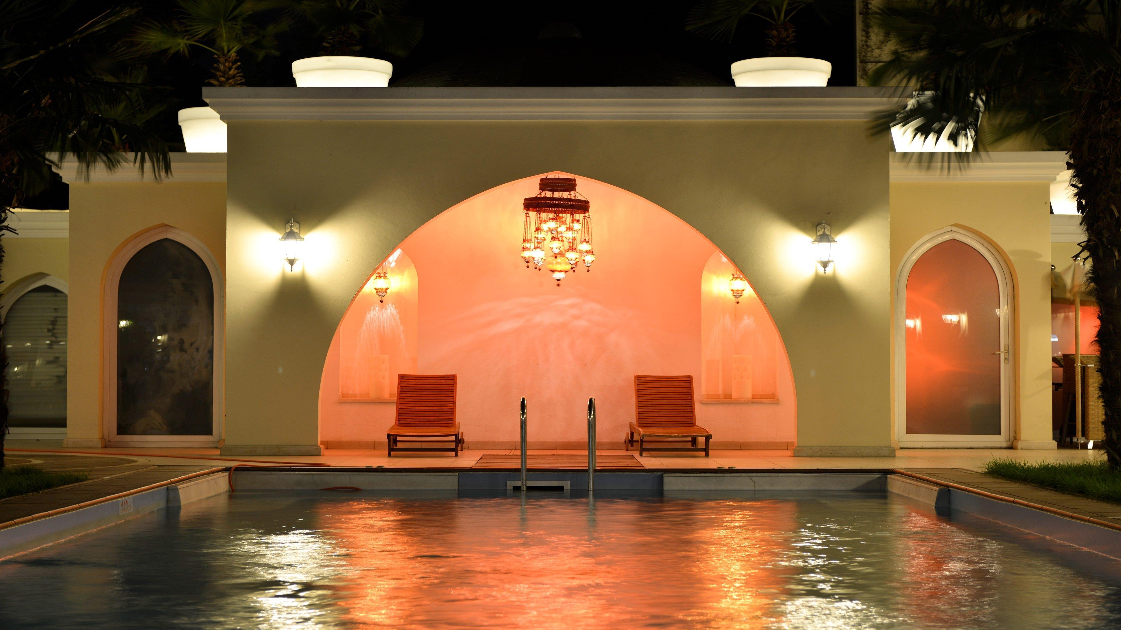 伊斯坦布尔市假日酒店 外观 照片 The swimming pool at the hotel