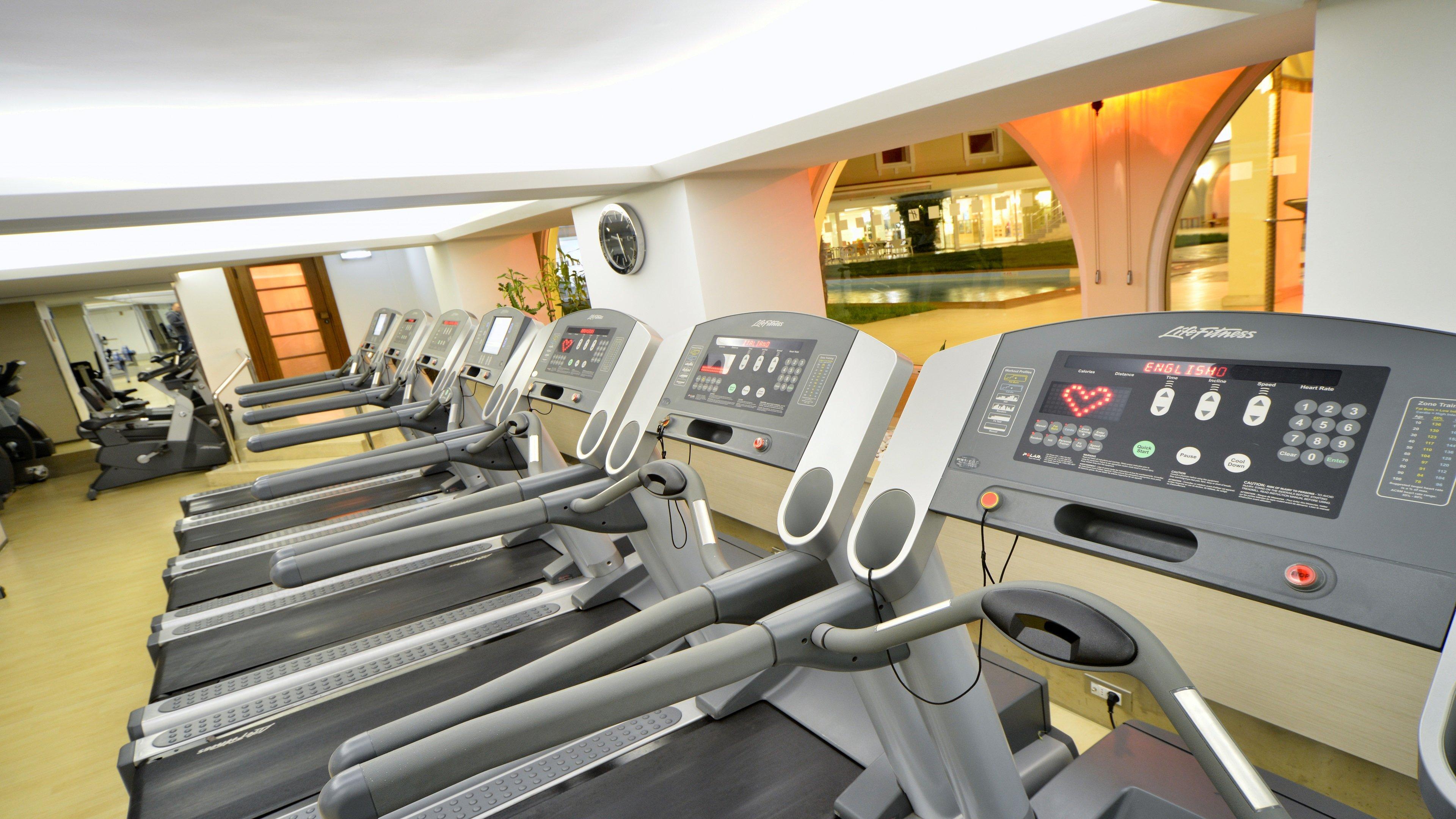 伊斯坦布尔市假日酒店 外观 照片 A row of treadmills