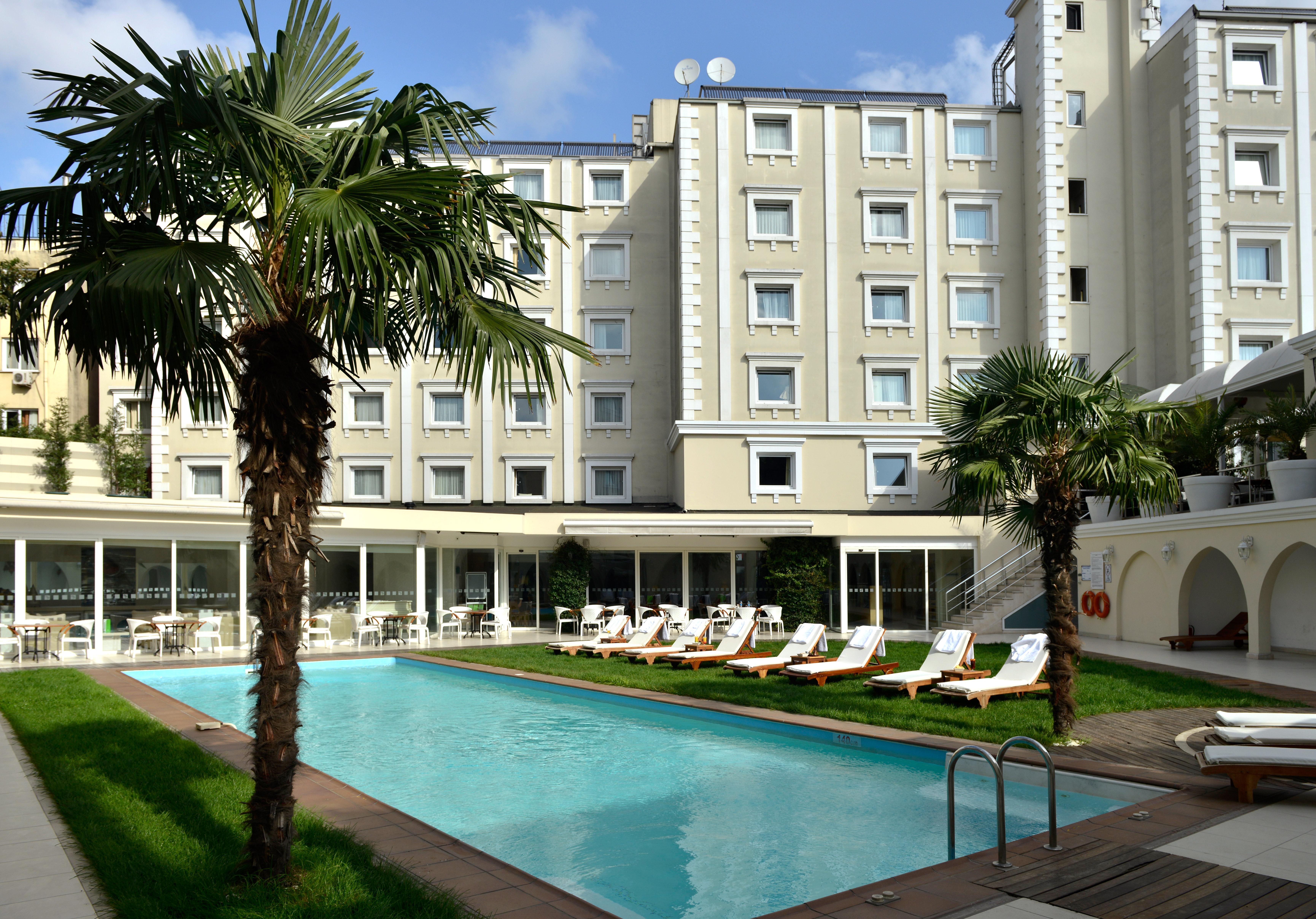 伊斯坦布尔市假日酒店 外观 照片 The hotel's swimming pool
