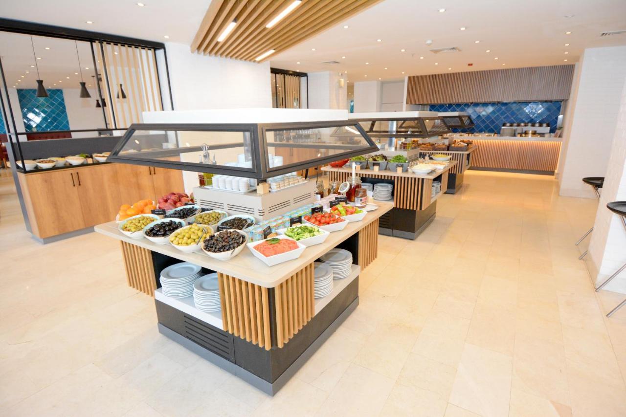 伊斯坦布尔市假日酒店 外观 照片 The buffet at the lounge