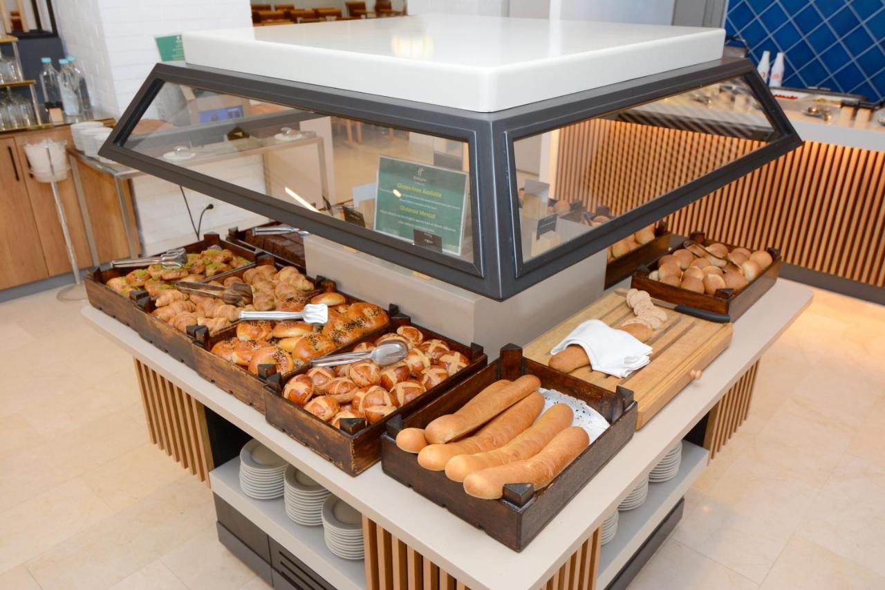 伊斯坦布尔市假日酒店 外观 照片 A display case with baked goods