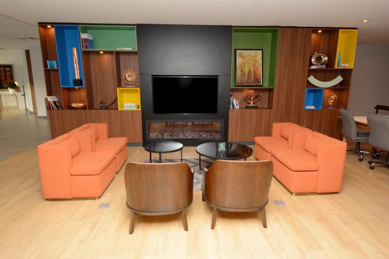 伊斯坦布尔市假日酒店 外观 照片 The 2012 renovation of the lounge