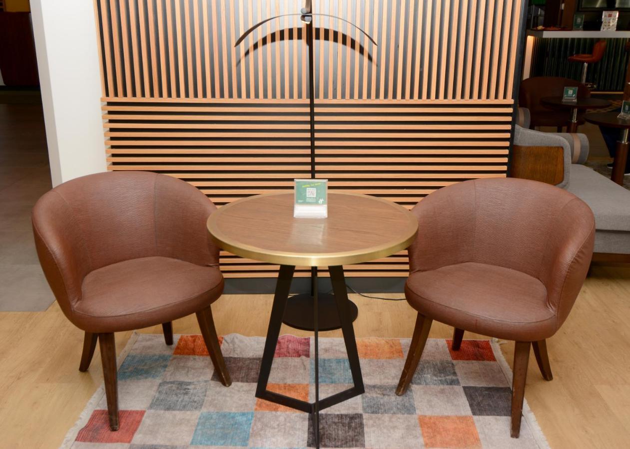 伊斯坦布尔市假日酒店 外观 照片 A pair of chairs and a table