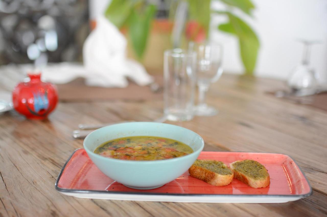 伊斯坦布尔市假日酒店 外观 照片 A bowl of soup with bread