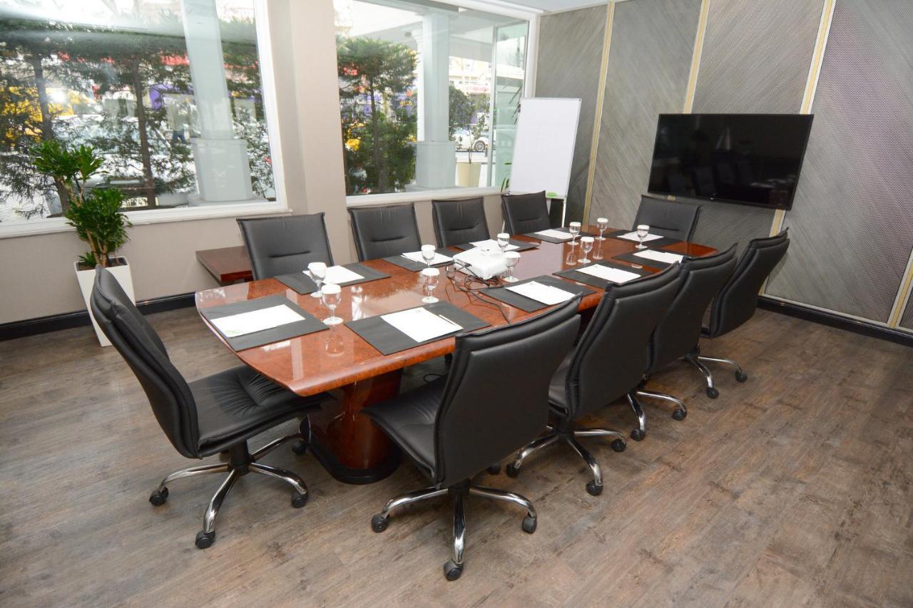 伊斯坦布尔市假日酒店 外观 照片 A boardroom table