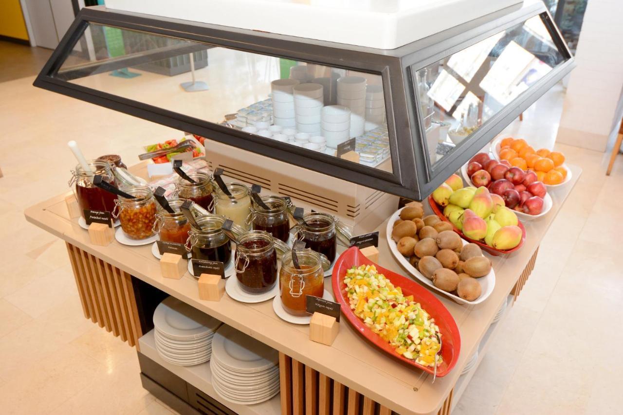 伊斯坦布尔市假日酒店 外观 照片 A display case with food