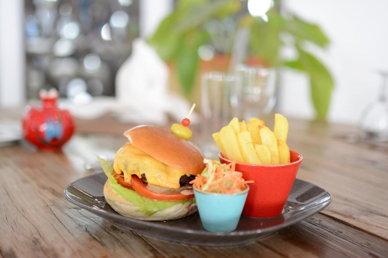 伊斯坦布尔市假日酒店 外观 照片 A cheeseburger with chips and coleslaw