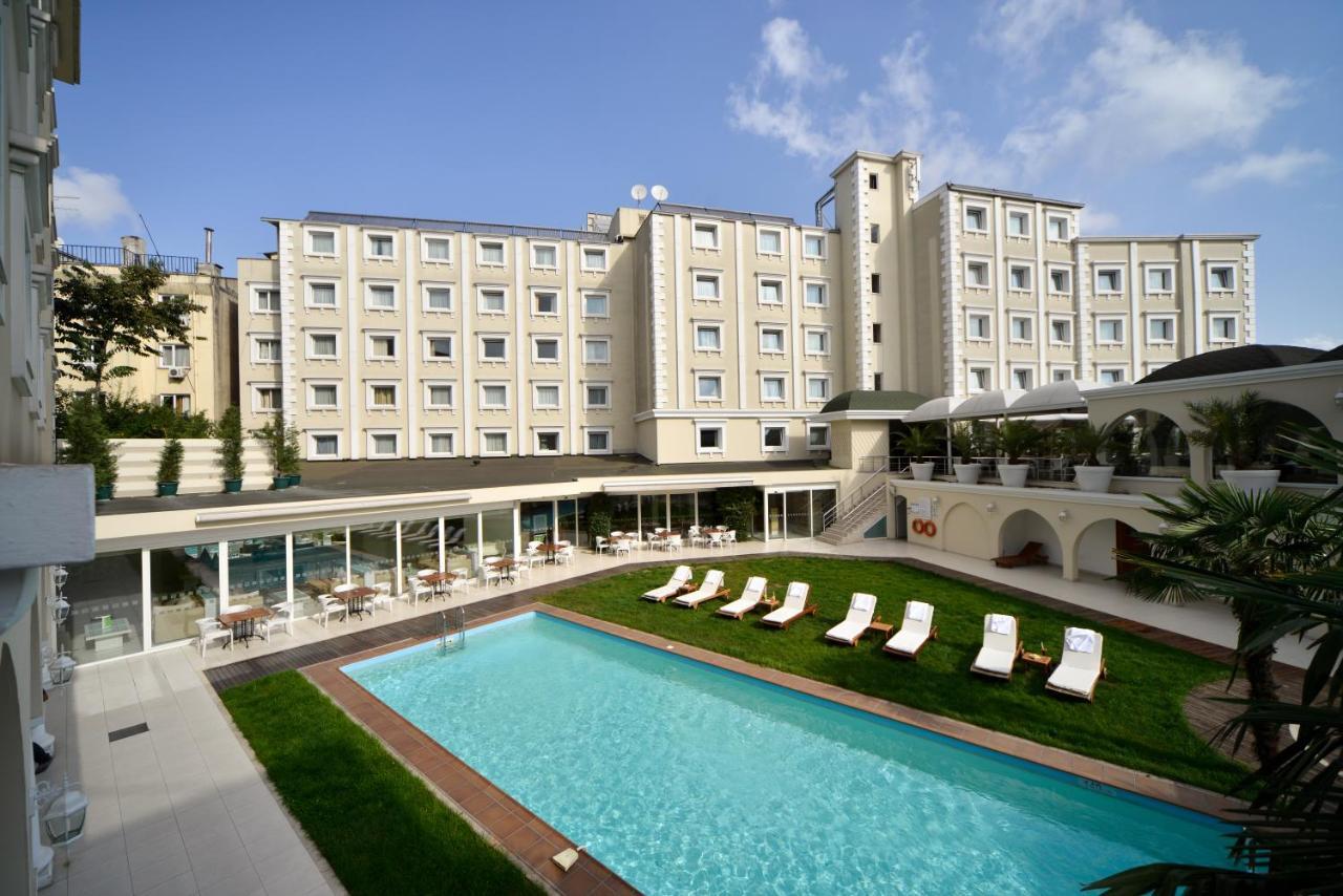 伊斯坦布尔市假日酒店 外观 照片 The hotel's swimming pool